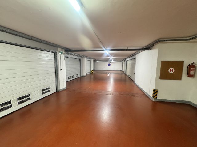podlaží s garážemi